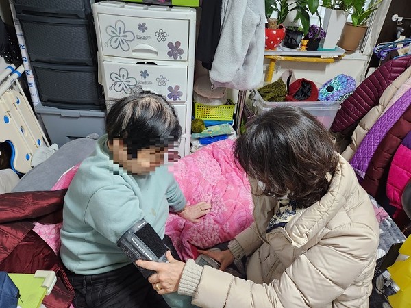 ▲ 방문간호사가 취약계층에 찾아가 건강 상태를 확인하고 있다.