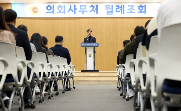 ▲ 월례조회에서 지방의회법 제정 시급성 역설하는 염종현 의장.