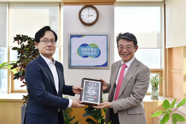 ▲ 경기도경제과학진흥원에서 강성천 경과원장(왼쪽)과 VC협회 이준희 상근부회장이 '한국벤처캐피탈협회 회원패' 전달식을 갖고 기념촬영을 하고 있다.
