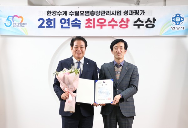 ▲ 최대호 안양시장(좌)과 홍승일 안양시 환경정책과장(우).