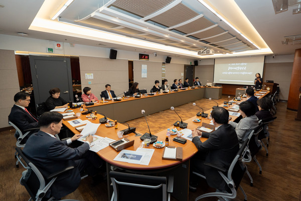 ▲ 폭력예방 통합교육에 집중하고 있는 강남구의회 의원들.