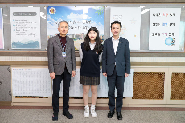 ▲ 안산시의회 송바우나 의장이 7일 원곡고등학교를 방문해 최근 이중언어말하기대회에서 교육부장관상을 수상한 천미래 학생을 격려했다. 사진 오른쪽부터 송바우나 의장, 천미래 학생, 우찬인 교장의 모습.