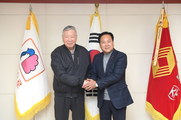 ▲ 이권재 오산시장(우)과 이중근 부영그룹 회장(좌).