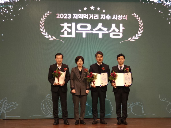 ▲ 안성시 지역먹거리 지수 평가 최우수상 수상 모습.