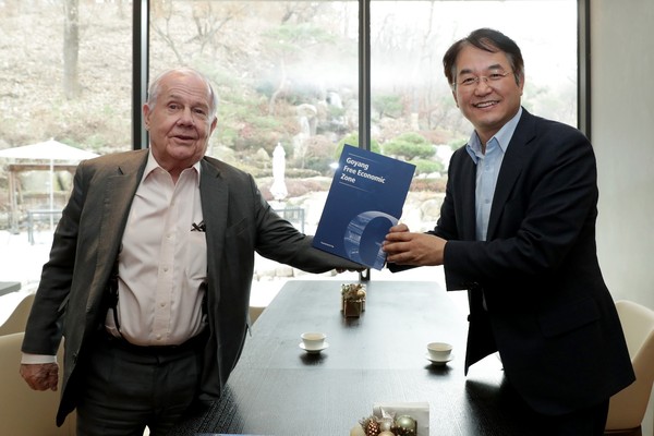 ▲ 짐 로저스 로저스홀딩스 회장(좌)과 이동환 고양특례시장(우).