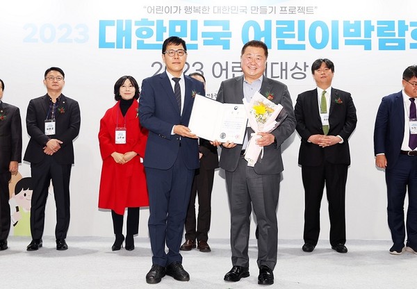 ▲ 파주시 대한민국 어린이박람회 정책분야 보건복지부장관 기관표창 수상 모습.