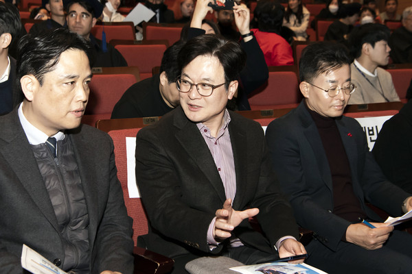 ▲ 김병수 김포시장(우)이 공연장에 참석해 최영일 김포시외국인주민지원센터장(좌)과 이주민 정책방향에 대해 논하고 있다.