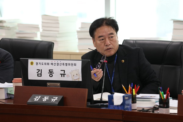 ▲ 질의하는 김동규 의원.