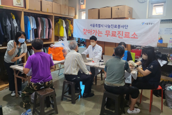 ▲ 서울의료원 등 9개 시립병원 의료진으로 구성된 ‘서울시 나눔진료봉사단’이 서울역 다시서기 희망지원센터 마련된 무료진료소에서 노숙인을 대상으로 진료 봉사를 진행하고 있다.