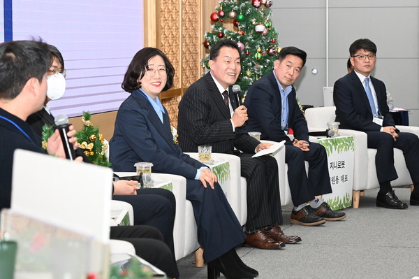 ▲ 이재준 시장(둘째 줄 오른쪽 7번째)이 중소기업인들과 함께하고 있다.