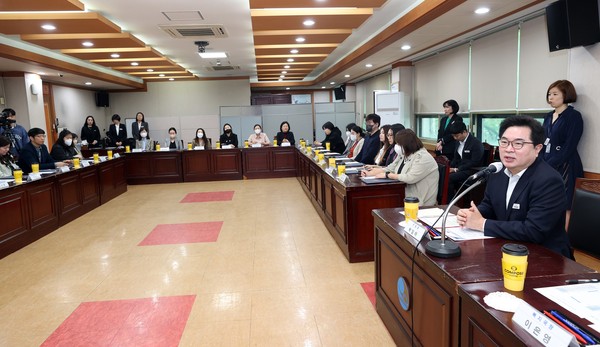 ▲ 박일하 동작구청장이 지난 4월 아동돌봄기관 간담회에서 관계자의 의견청취를 하고 있다.