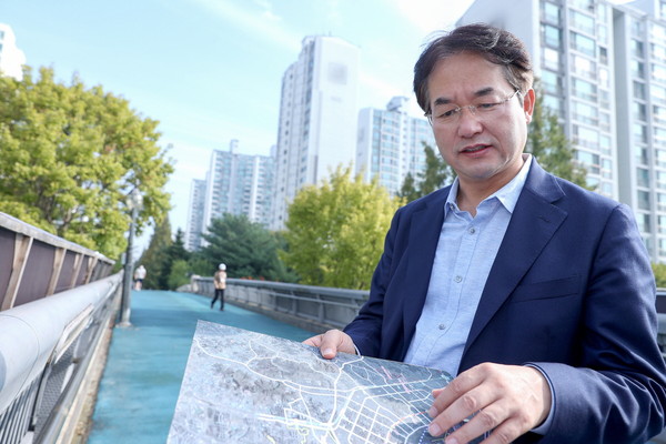 ▲ 일산신도시 재건축 현장을 점검하는 이동환 고양특례시장.