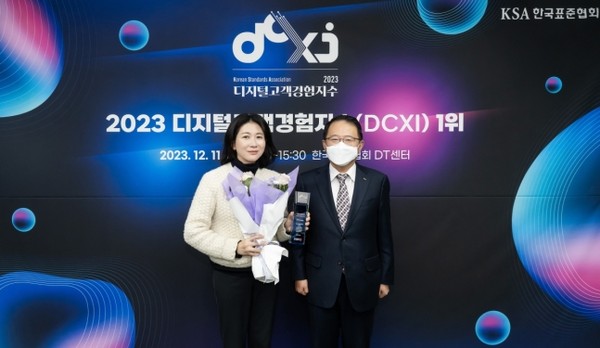 ▲ 서울시 강남구 한국표준협회에서 진행된 ‘디지털고객경험지수(DCXI,Digital Consumer eXperience Index)’ 인증 수여식에서 삼성전자 이보나 상무(왼쪽)와 한국표준협회 강명수 회장(오른쪽)이 기념 촬영을 하고 있다.(사진=삼성전자)