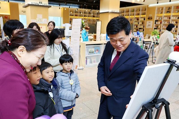 ▲ 남동구 행복한 우리 아이 사진전에 참석한 박종효 인천남동구청장.