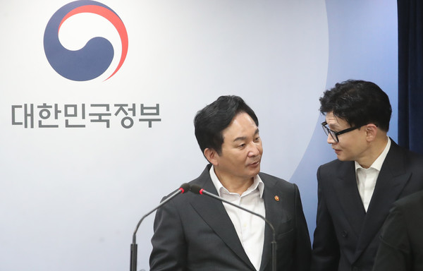 ▲ 한동훈 법무부 장관과 원희룡 국토교통부 장관이 1일 서울 종로구 정부서울청사에서 열린 ‘전세사기 발본색원 및 충실한 피해회복 지속 추진을 위한 관계부처 합동 브리핑에서 대화하고 있다. /뉴시스