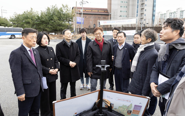 ▲ 안산시의회 예산결산특별위원회 한명훈 위원장과 위원들이 12일 신안산대학교를 방문, 현장활동에 임하고 있다.
