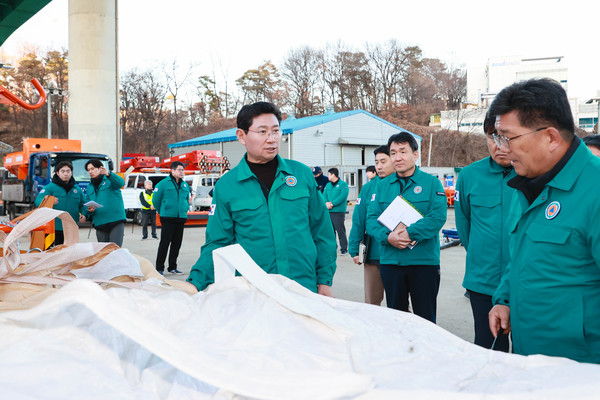 ▲ 이상일 용인특례시장이 제설전진기지를 방문해 제설제를 점검하고 있다.