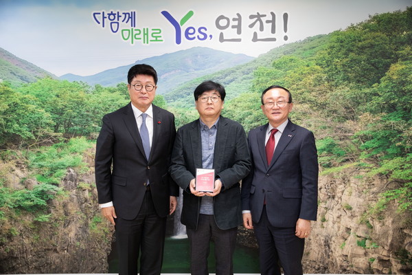 ▲ 연천군 나눔실천 4개사에 ESG 나눔기업 인증패 전달 모습.