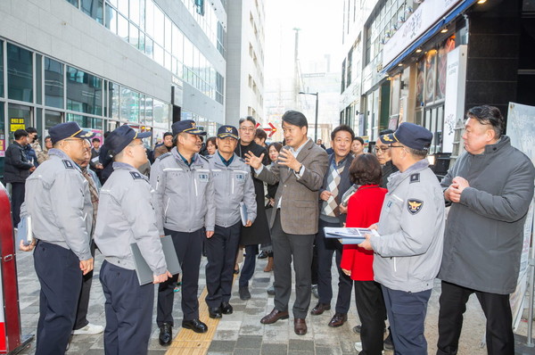 ▲ 강범석 인천서구청장이 서부경찰서 직원들과 현장상황을 살피고 있다.