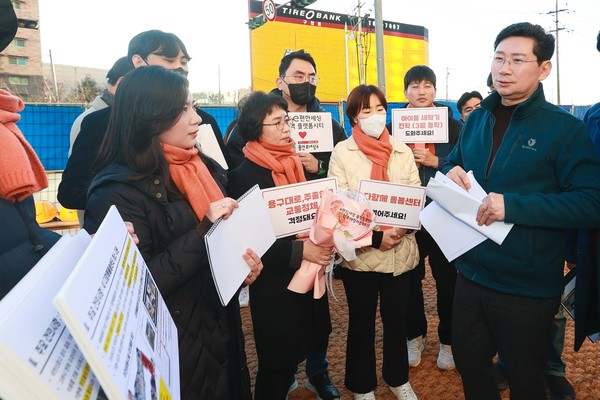 ▲ 이상일 용인특례시장이 내년 4월 입주가 예정된 기흥구 마북동 e편한세상 플랫폼시티 현장을 방문해 입주 예정자의 목소리를 듣고 있다.
