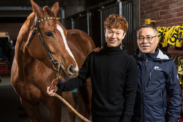 ▲ 이희영 조교사와 아들 이혁 기수.