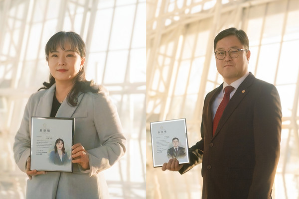 ▲ 이지연, 김현수 의원이 표창패를 들고 기념촬영을 하고 있다.