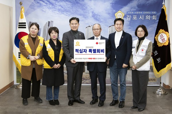 ▲ 가운데 남성 3명, 좌측부터 김인수 의장, 김용상 사무처장, 오강현 부의장.