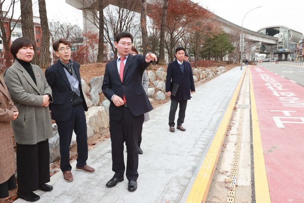 ▲ 이상일 용인특례시장이 통학차량 승하차구간을 학교 교사, 학부모와 함께 보고 있다.