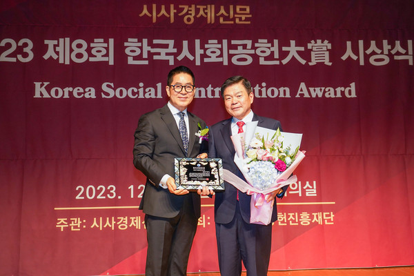 ▲ 수상 기념 사진 촬영하는 이필형 동대문구청장(사진 오른쪽).
