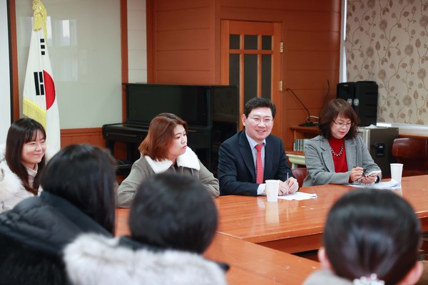 ▲ 이상일 용인특례시장이 남곡초등학교 남곡분교장을 방문해 학부모들과 대화를 나눴다.