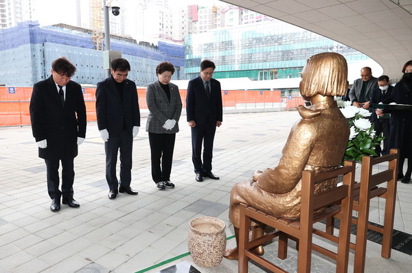 ▲ ‘도의회 평화의 소녀상’에 묵념하는 참석자들.