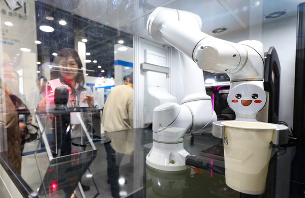 ▲ 서울 서초구 aT센터에서 개막한 2023 제조혁신 코리아를 찾은 관람객들이 로봇 커피 기계를 살펴보고 있다. /뉴시스