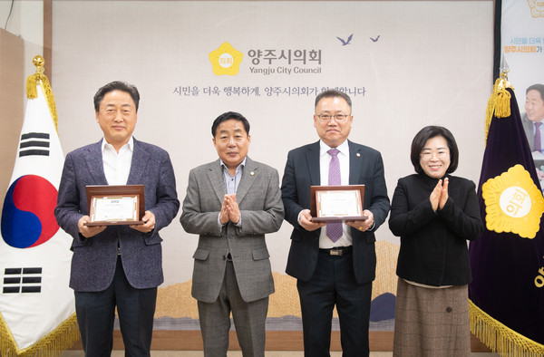 ▲ 정현호 시의원(오른쪽 끝에서 두 번째)이 기념촬영을 하고 있다.