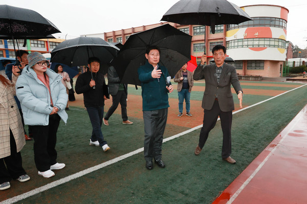 이상일 용인특례시장이 지난 14일 용천초등학교를 방문해 수영장 건립 부지를 확인하고 학교 관계자들과 의견을 나누고 있다.