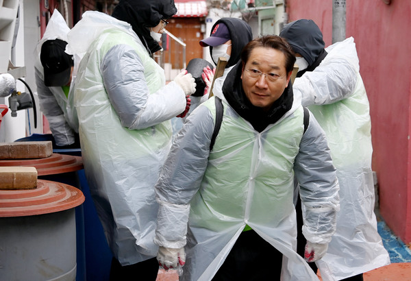 ▲ 유정복 인천광역시장이 자원봉사자들과 독거어르신 거주 가구에 연탄을 배달하고 있다.