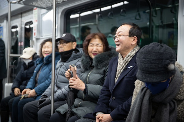 ▲ 김덕현 연천군수가 1호선 인천행 첫 열차에 탑승해 승객들과 환담을 나누고 있다.