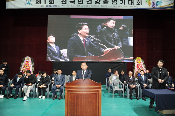 ▲ 줄넘기대회 참석해 환영사하는 김기정 의장.
