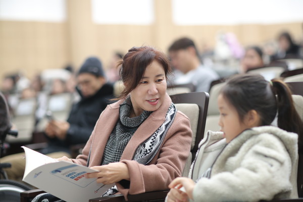 ▲ 어린이 의원과 이야기중인 김경희 의장.