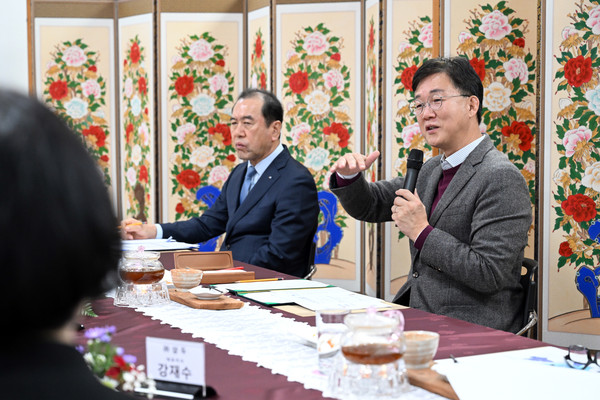 ▲ 이민근 안산시장이 경제인 초청 간담회를 주재하고 있다.