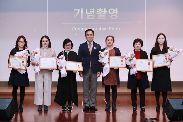 ▲ 평택시 원장집합교육 어린이급식 상담소 기념촬영 모습.