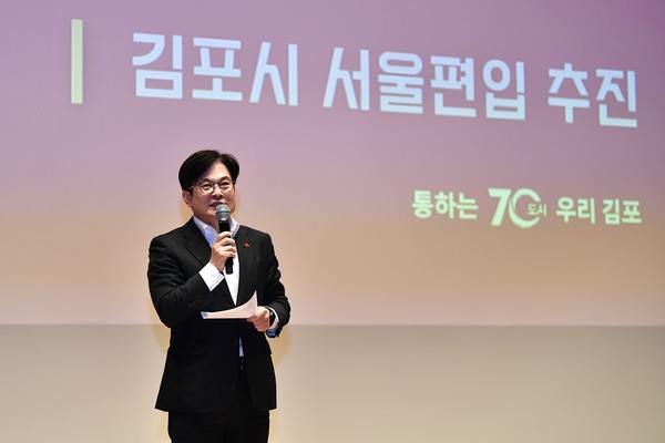 ▲ 김병수 김포시장이 김포서울편입의 배경과 당위성에 대해 설명중이다.