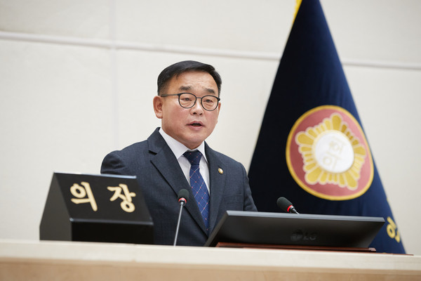 ▲ 용인특례시의회 윤원균 의장 개회사 전하는 모습.