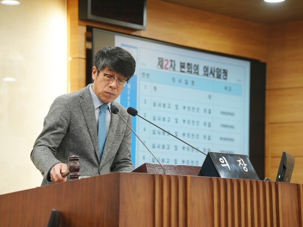 ▲ 제243회 제2차 정례회 폐회하는 유승영 의장.