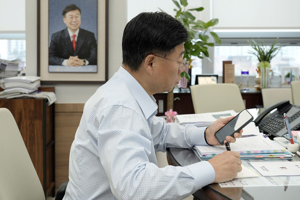 ▲ 신상진 성남시장이 업무용 휴대전화로 수신된 바로 문자 서비스 접수 내용을 들여다보고 있다.