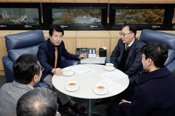 ▲ 성금품 전달식 후 코원에너지서비스 임직원들과 담소를 나누는 서강석 송파구청장.