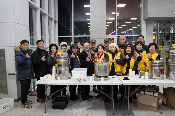 ▲ 연천읍적십자봉사회 전철 개통 축하 간식 봉사 실시 모습.