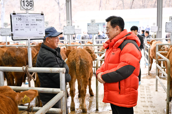 ▲ 전진선 양평군수(우)가 재개장한 가축시장에 방문했다.