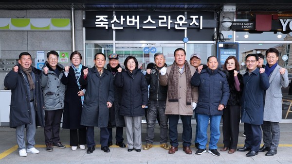 ▲ 죽산버스라운지에 방문한 김보라 안성시장(왼쪽에서 여섯번째)과 관계자들 모습.