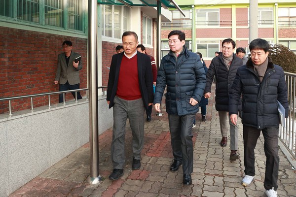 ▲ 이상일 용인특례시장이 백암초등학교를 방문해 2026년 준공 예정인 복합시설 진행 상황을 점검했다.