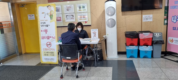 ▲ 양천구 이동식 금연클리닉 프로그램에 참여해 상담을 받고 있는 모습.